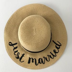 Floppy sun hat “Just Married”.